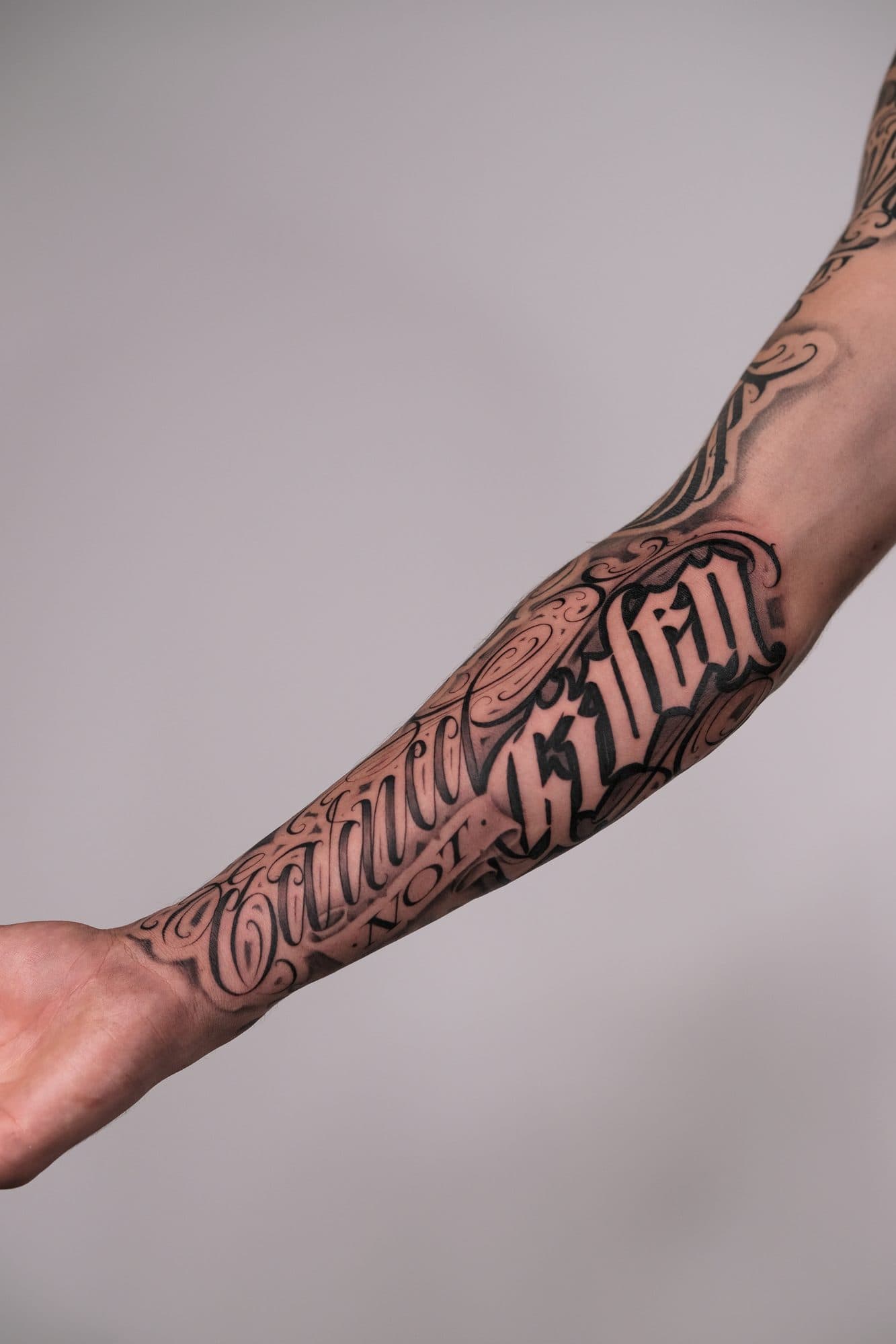 Lettering em script fino ao longo do antebraço